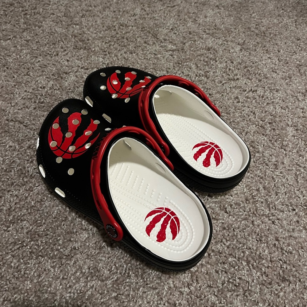NWOT Crocs NBA TORONTO RAPTORS Classic Clogs Men's 5 Women's 7 - Picture 2 of 5